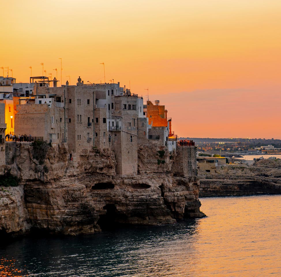 Weitwinkel-Bild von der Küste von Apulien im Sonnenuntergang